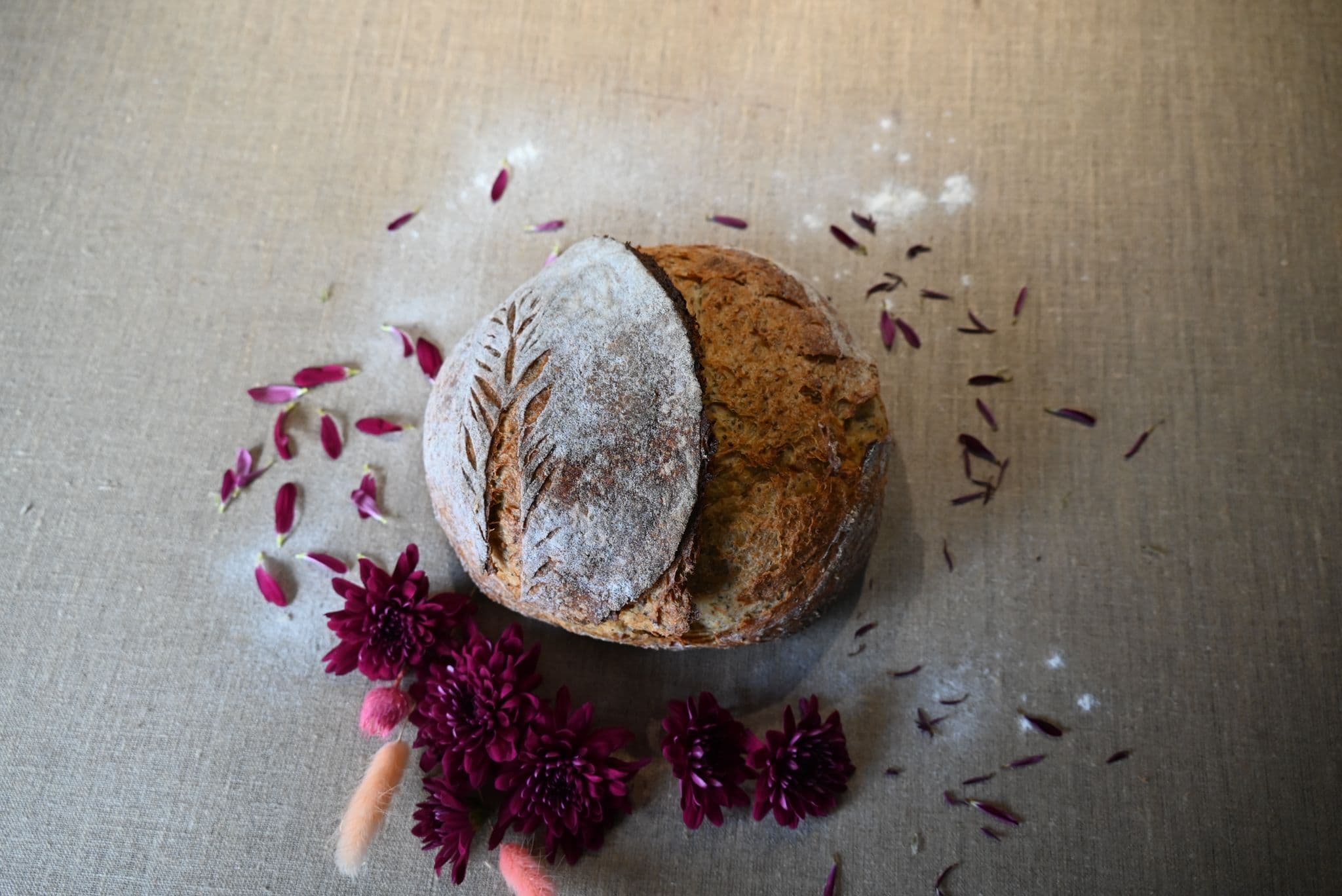 Sauerteigbrot mit Blatt-Scoring auf Leinen